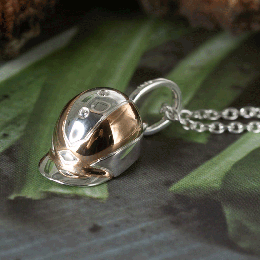 riding-hat-necklace-from-cotswold-jewellery