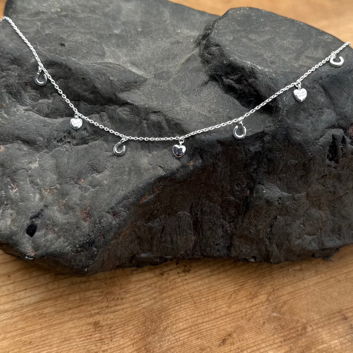hiho-silver-hearts-dinky-horseshoe-necklace-cotswold-jewellery