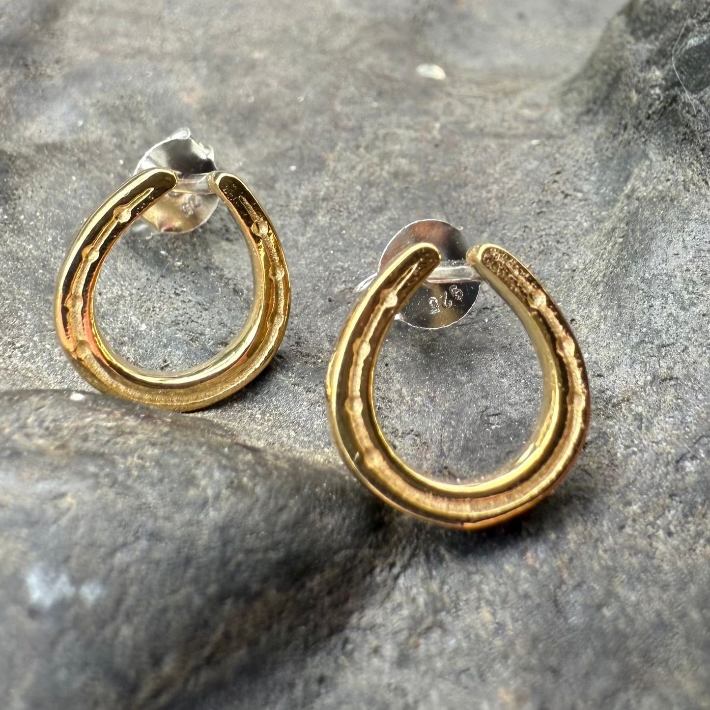 reeves-and-reeves-horseshoe-gold-earrings