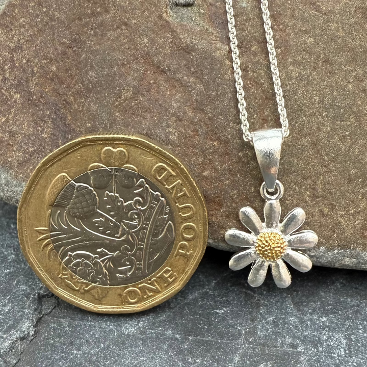 Fine-daisy-necklace