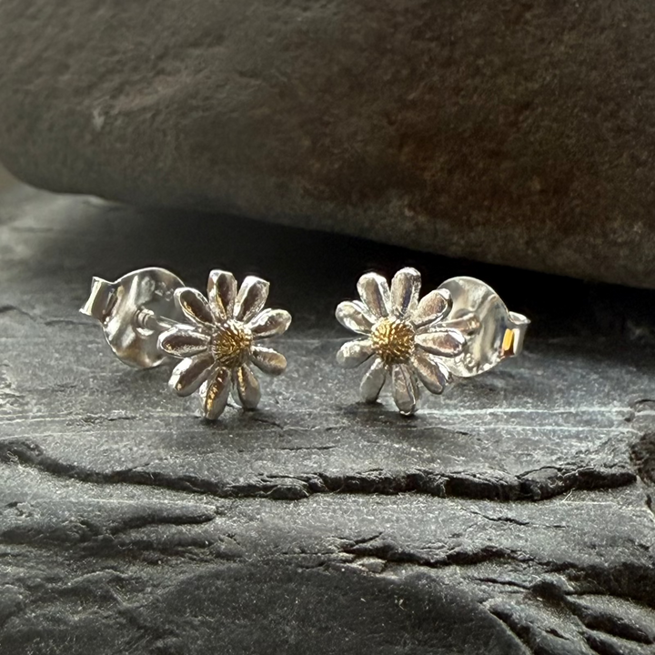 Pretty-daisy-stud-earrings