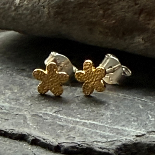 Pretty-mini-flower-gold-earrings-from-cotswold-jewellery