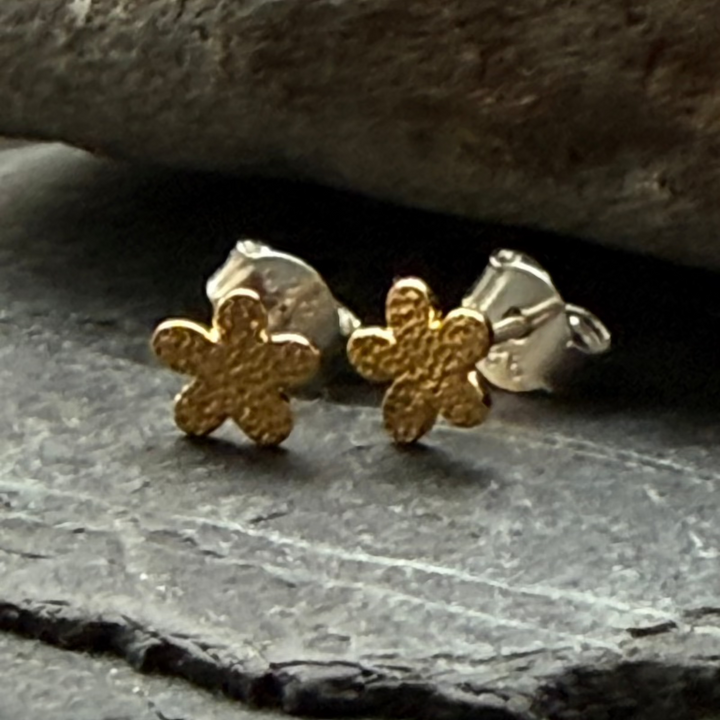 Pretty-mini-flower-gold-earrings