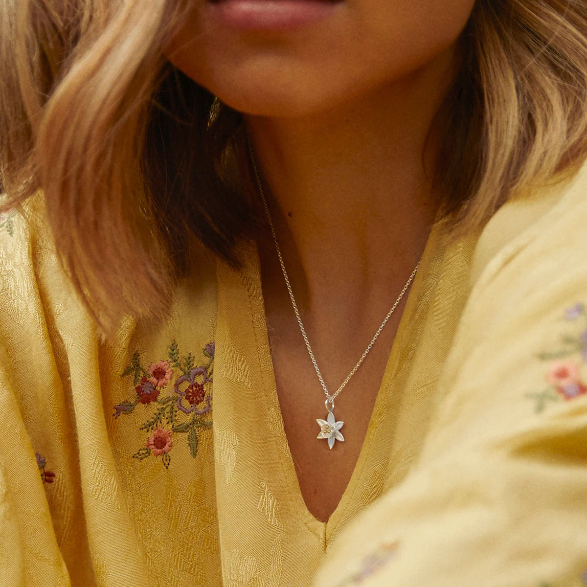 daffodil-necklace-on-lady