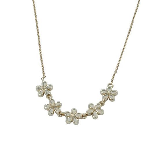 gold-daisy-chain-necklace-on-white-background