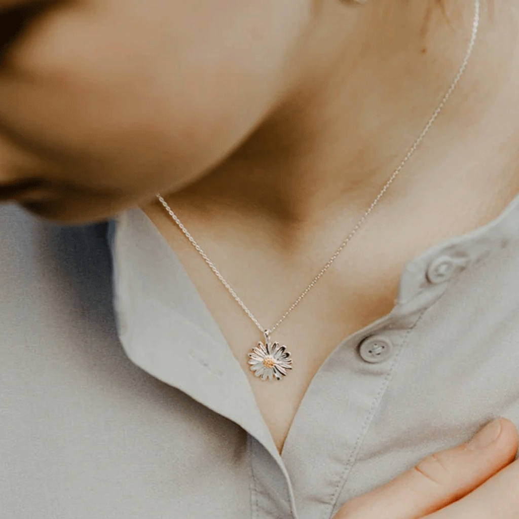 daisy-necklace-being-worn-by-a-lady