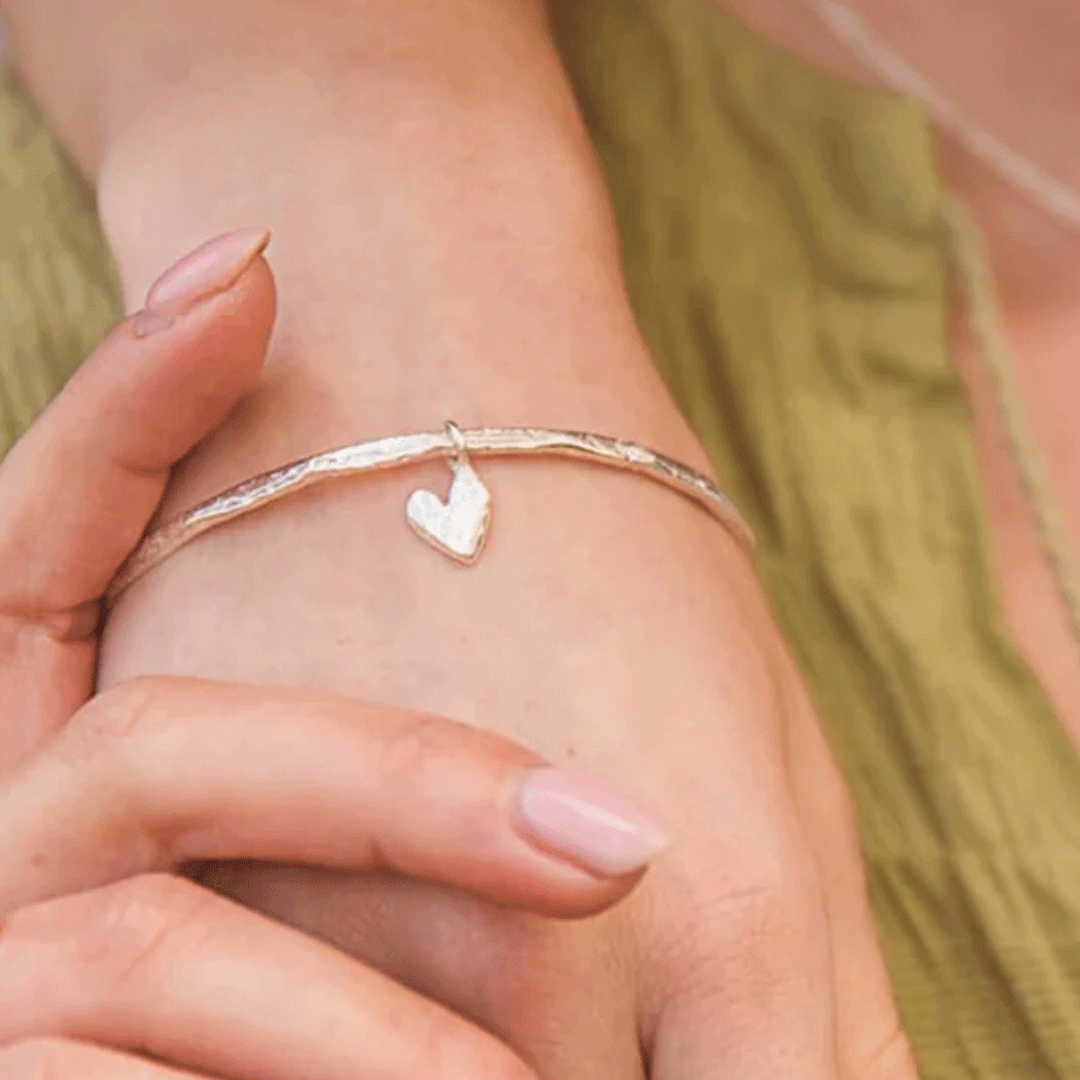 hammered-heart-charm-bangle-LV31