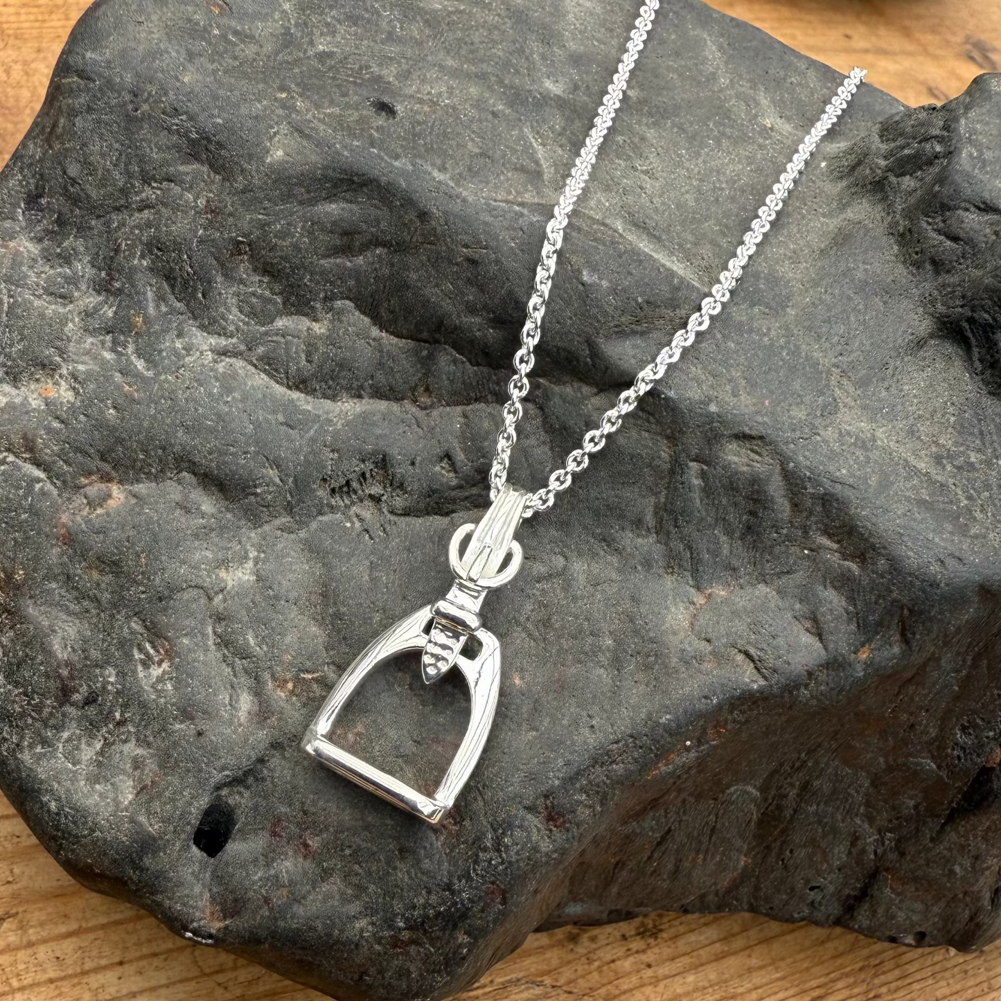 hiho-silver-stirrup-necklace-cotswold-jewellery