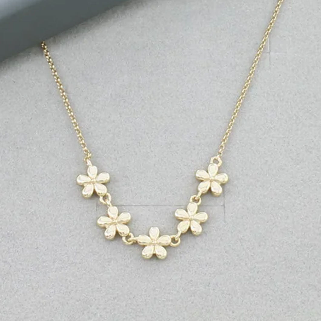 daisy chain necklace in grey background